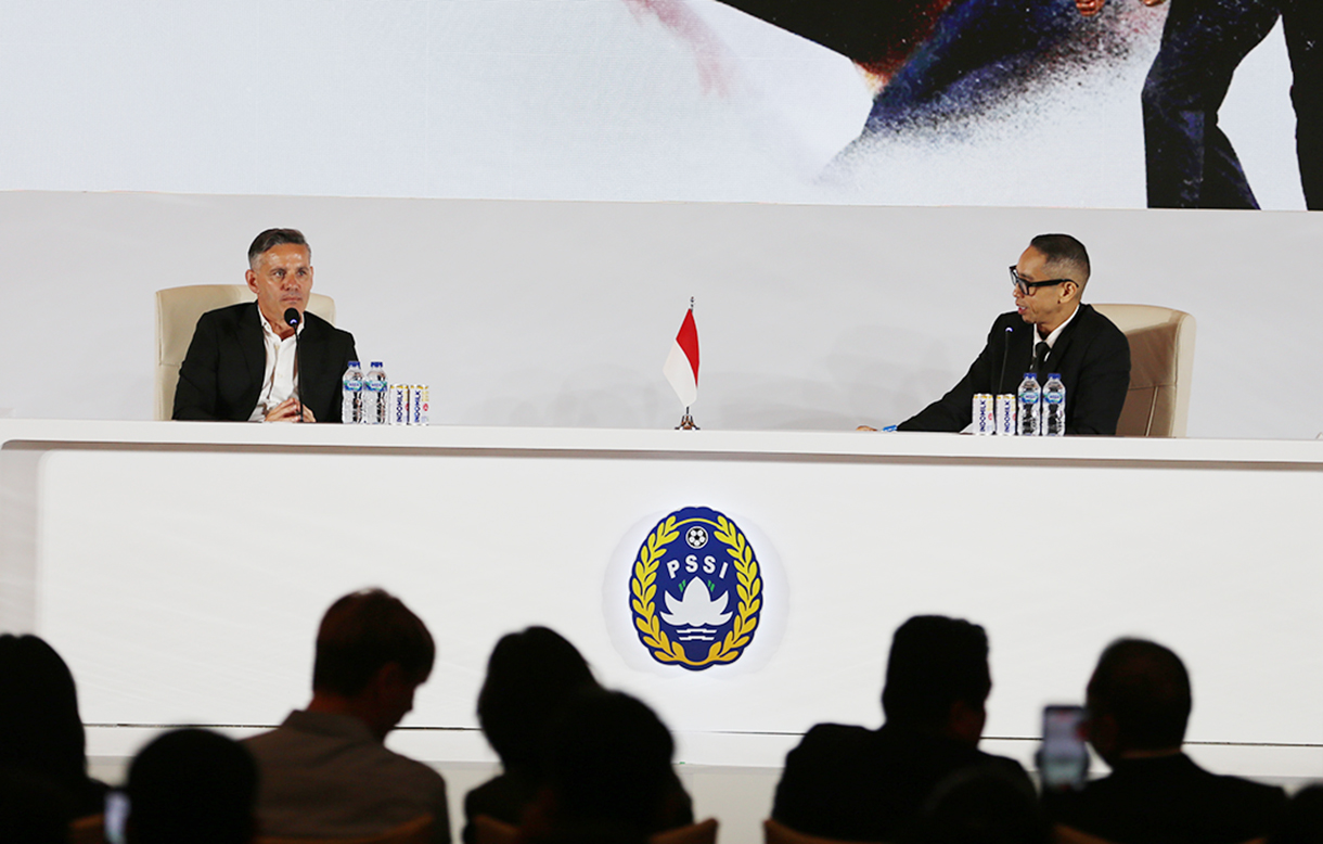 Pelatih Timnas Indonesia John Herdman menunjukkan jersey Timnas pada acara perkenalan pelatih baru Timnas Indonesia di Jakarta, Selasa (13/1/2026). (Beritanasional.com/Oke Atmaja)