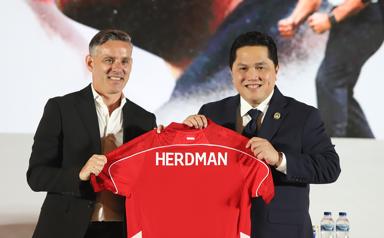 Pelatih Timnas Indonesia John Herdman menunjukkan jersey Timnas pada acara perkenalan pelatih baru Timnas Indonesia di Jakarta, Selasa (13/1/2026). (Beritanasional.com/Oke Atmaja)