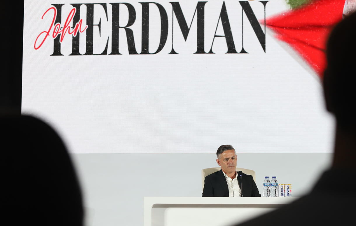 Pelatih Timnas Indonesia John Herdman menunjukkan jersey Timnas pada acara perkenalan pelatih baru Timnas Indonesia di Jakarta, Selasa (13/1/2026). (Beritanasional.com/Oke Atmaja)
