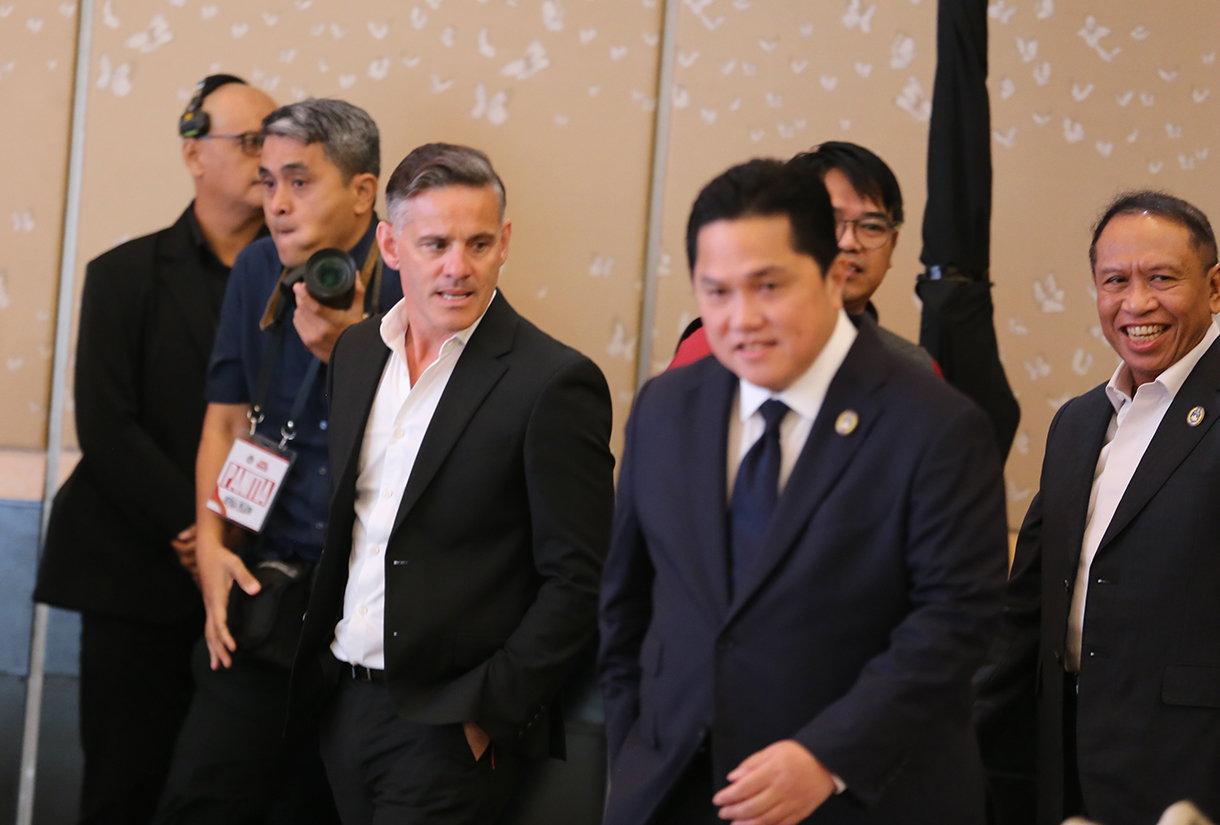 Pelatih Timnas Indonesia John Herdman menunjukkan jersey Timnas pada acara perkenalan pelatih baru Timnas Indonesia di Jakarta, Selasa (13/1/2026). (Beritanasional.com/Oke Atmaja)