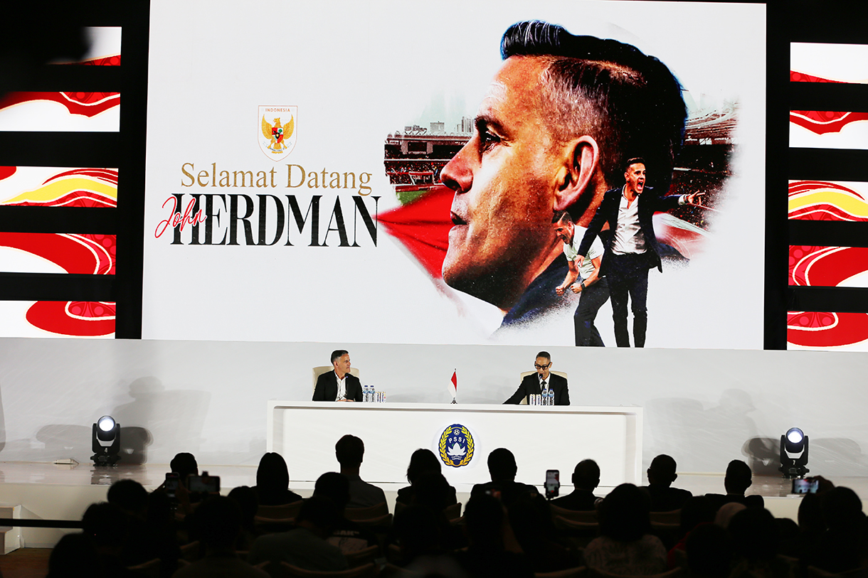 Pelatih Timnas Indonesia John Herdman menunjukkan jersey Timnas pada acara perkenalan pelatih baru Timnas Indonesia di Jakarta, Selasa (13/1/2026). (Beritanasional.com/Oke Atmaja)