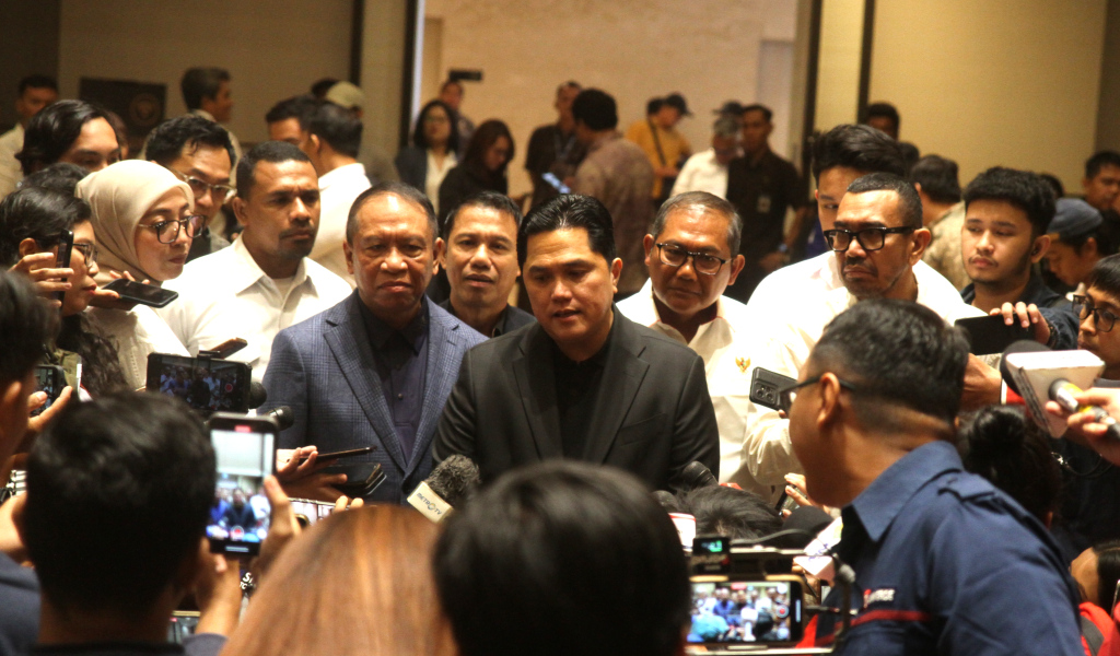 Ketua Umum PSSI Erick Thohir (tengah) bersama jajaran pimpinan PSSI usai memberikan keterangan pers terkait pemecatan pelatih kepala Timnas Indonesia Shin Tae-yong di Jakarta, Senin (6/1/2025).  (BeritaNasional.com/Oke Atmaja)