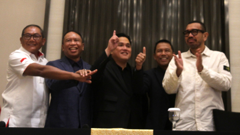 Ketua Umum PSSI Erick Thohir (tengah) bersama jajaran pimpinan PSSI usai memberikan keterangan pers terkait pemecatan pelatih kepala Timnas Indonesia Shin Tae-yong di Jakarta, Senin (6/1/2025).  (BeritaNasional.com/Oke Atmaja)