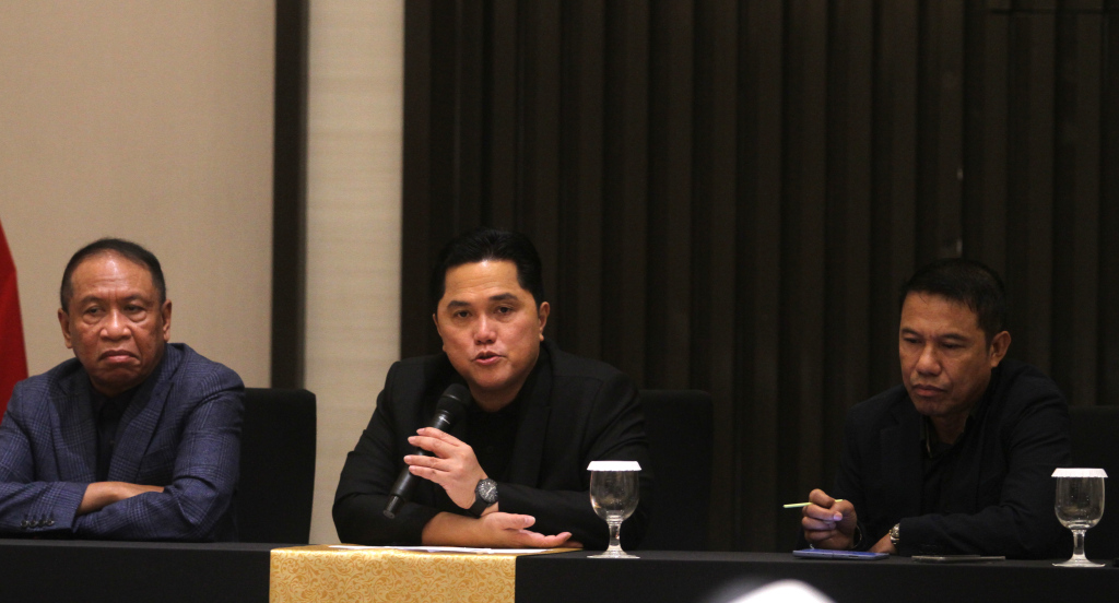 Ketua Umum PSSI Erick Thohir (tengah) bersama jajaran pimpinan PSSI usai memberikan keterangan pers terkait pemecatan pelatih kepala Timnas Indonesia Shin Tae-yong di Jakarta, Senin (6/1/2025).  (BeritaNasional.com/Oke Atmaja)