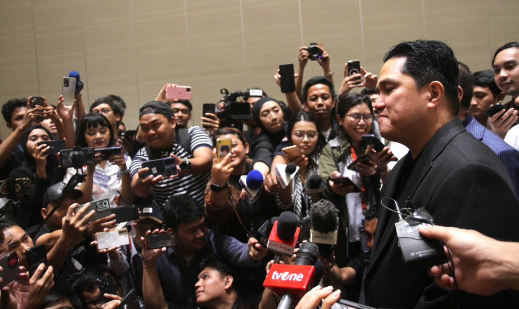 Ketua Umum PSSI Erick Thohir (tengah) bersama jajaran pimpinan PSSI usai memberikan keterangan pers terkait pemecatan pelatih kepala Timnas Indonesia Shin Tae-yong di Jakarta, Senin (6/1/2025).  (BeritaNasional.com/Oke Atmaja)