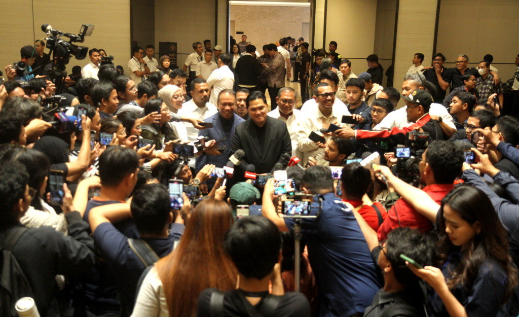 Ketua Umum PSSI Erick Thohir (tengah) bersama jajaran pimpinan PSSI usai memberikan keterangan pers terkait pemecatan pelatih kepala Timnas Indonesia Shin Tae-yong di Jakarta, Senin (6/1/2025).  (BeritaNasional.com/Oke Atmaja)