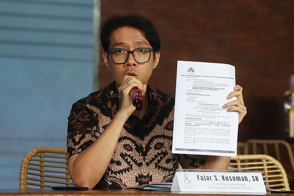 Tim Kuasa Hukum PT Hasana Damai Putra memberikan keterangan kepada wartawan terkait eksekusi tanah di Bekasi. (BeritaNasional/Elvis Sendouw)