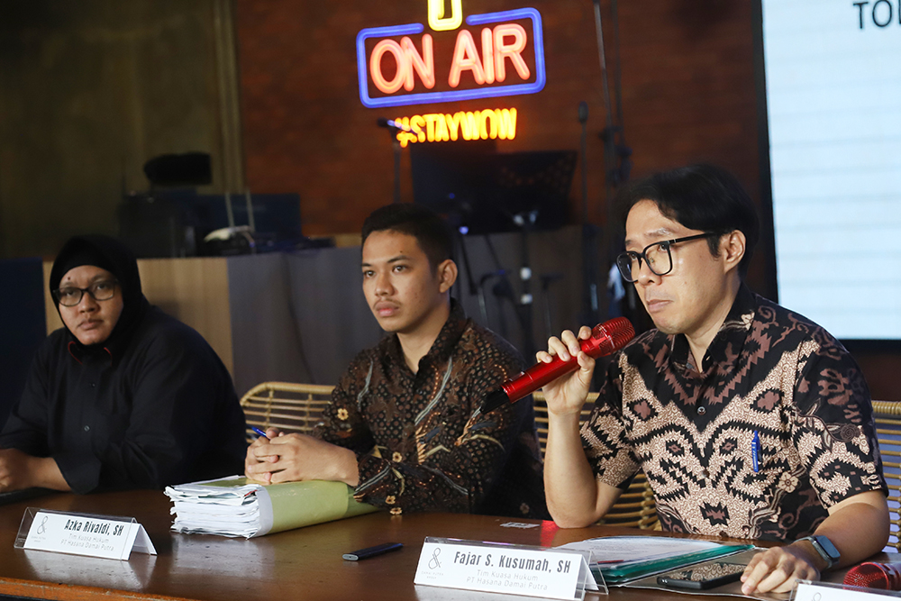 Tim Kuasa Hukum PT Hasana Damai Putra memberikan keterangan kepada wartawan terkait eksekusi tanah di Bekasi. (BeritaNasional/Elvis Sendouw)