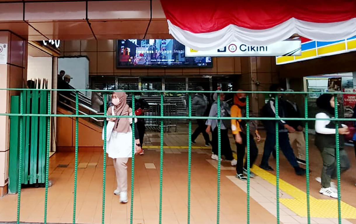 PT KAI Tinggikan Pagar Pedestrian di Stasiun Cikini Jakarta Warga melintas di samping pagar di Stasiun Cikini, Jakarta, Selasa(112/8/2025). (Beritanasional.com/Oke Atmaja)
