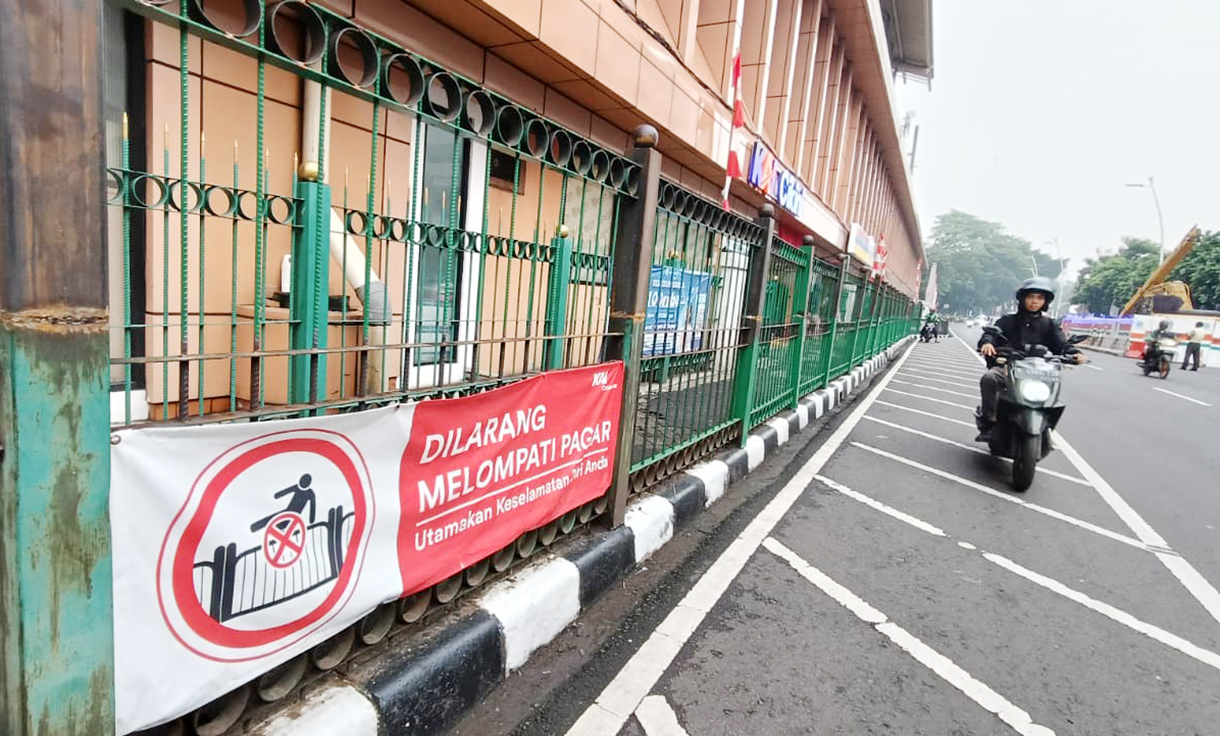 PT KAI Tinggikan Pagar Pedestrian di Stasiun Cikini Jakarta Warga melintas di samping pagar di Stasiun Cikini, Jakarta, Selasa(112/8/2025). (Beritanasional.com/Oke Atmaja)
