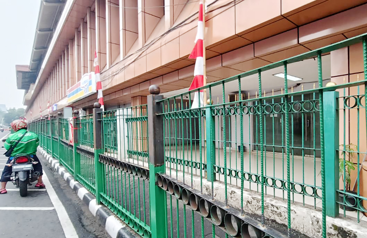 PT KAI Tinggikan Pagar Pedestrian di Stasiun Cikini Jakarta Warga melintas di samping pagar di Stasiun Cikini, Jakarta, Selasa(112/8/2025). (Beritanasional.com/Oke Atmaja)