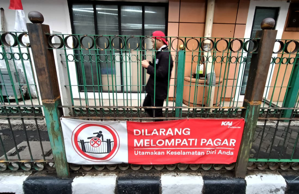 PT KAI Tinggikan Pagar Pedestrian di Stasiun Cikini Jakarta Warga melintas di samping pagar di Stasiun Cikini, Jakarta, Selasa(112/8/2025). (Beritanasional.com/Oke Atmaja)