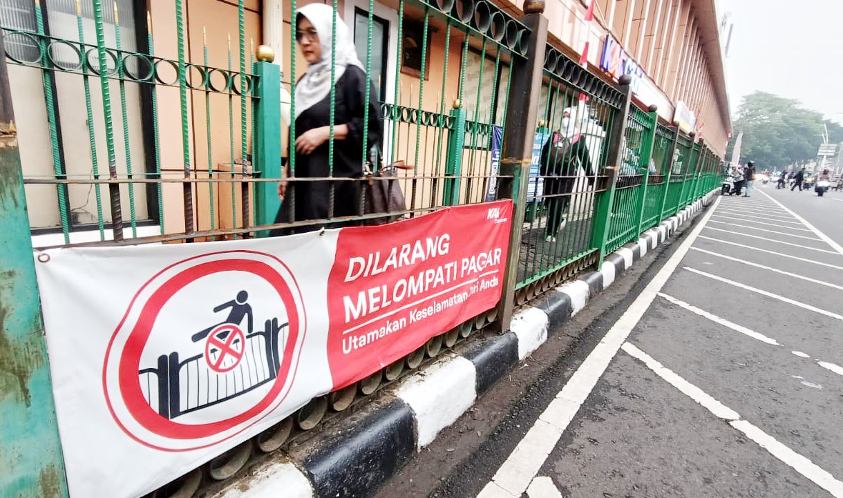 PT KAI Tinggikan Pagar Pedestrian di Stasiun Cikini Jakarta Warga melintas di samping pagar di Stasiun Cikini, Jakarta, Selasa(112/8/2025). (Beritanasional.com/Oke Atmaja)
