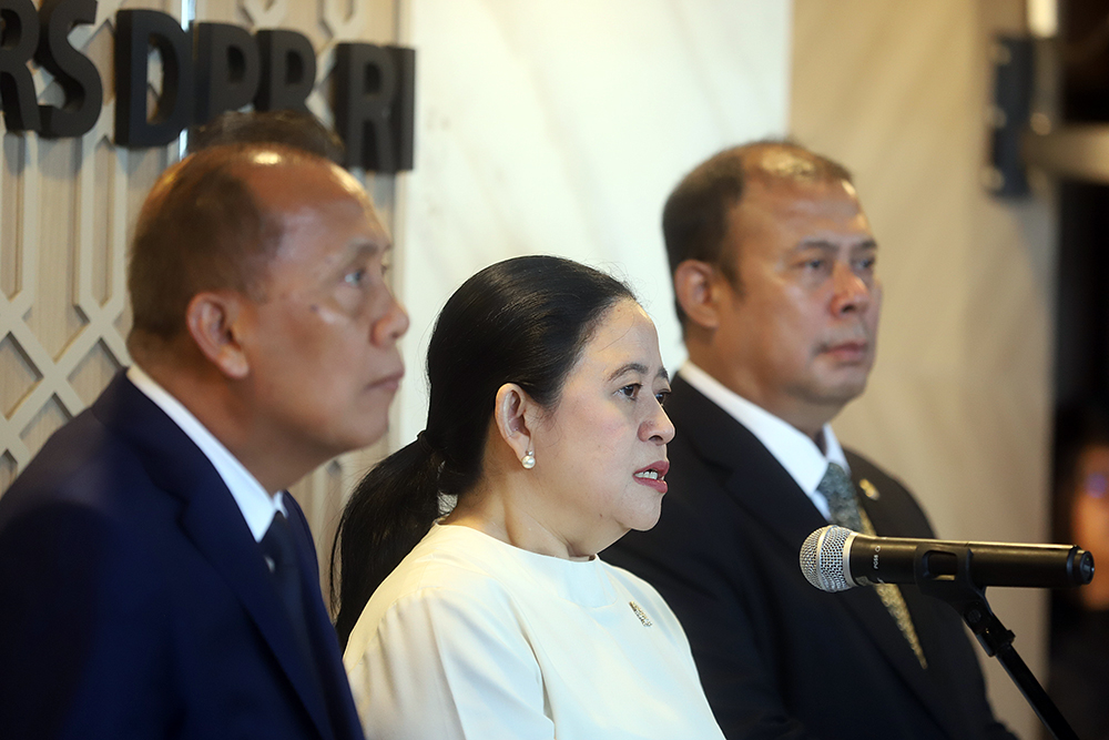 Pimpinan DPR RI memberikan keterangan kepada wartawan usai rapat paripurna. (BeritaNasional/Elvis Sendouw)