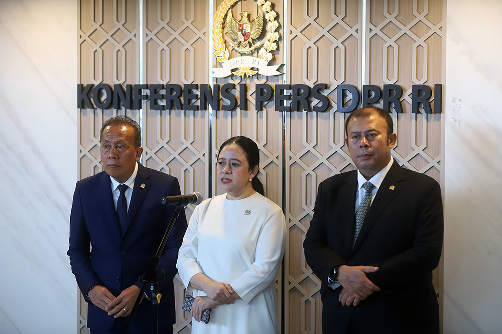 Pimpinan DPR RI memberikan keterangan kepada wartawan usai rapat paripurna. (BeritaNasional/Elvis Sendouw)