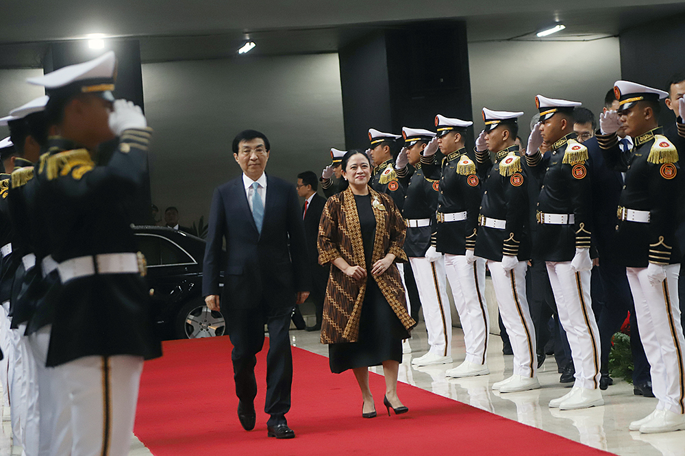 Ketua DPR RI, Puan Maharani bersama Ketua Konferensi Permusyawaratan Politik Rakyat China, Wang Huning. (BeritaNasional/Elvis Sendouw)