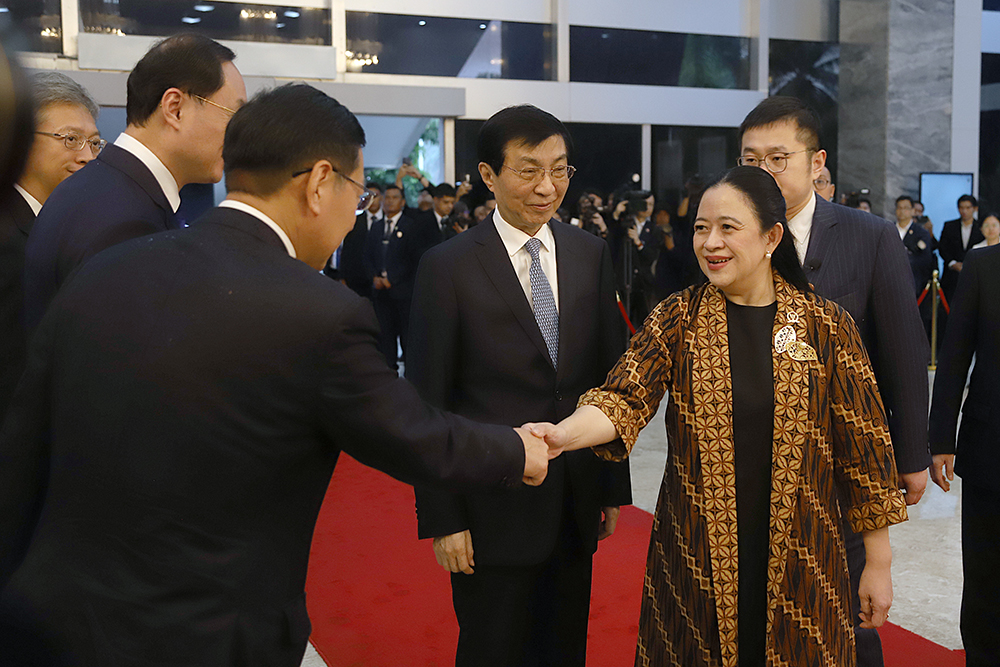 Ketua DPR RI, Puan Maharani bersama Ketua Konferensi Permusyawaratan Politik Rakyat China, Wang Huning. (BeritaNasional/Elvis Sendouw)