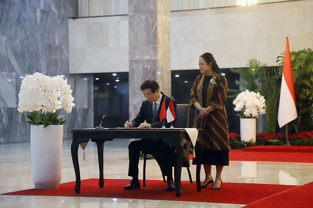 Ketua DPR RI, Puan Maharani bersama Ketua Konferensi Permusyawaratan Politik Rakyat China, Wang Huning. (BeritaNasional/Elvis Sendouw)