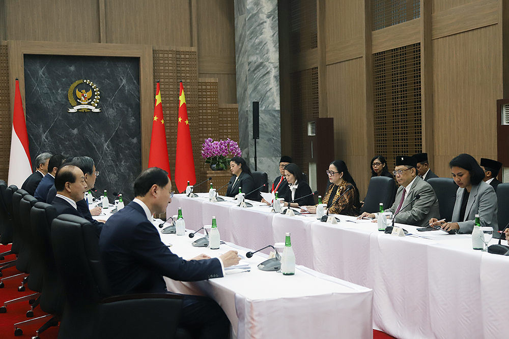 Ketua DPR RI, Puan Maharani bersama Ketua Konferensi Permusyawaratan Politik Rakyat China, Wang Huning. (BeritaNasional/Elvis Sendouw)