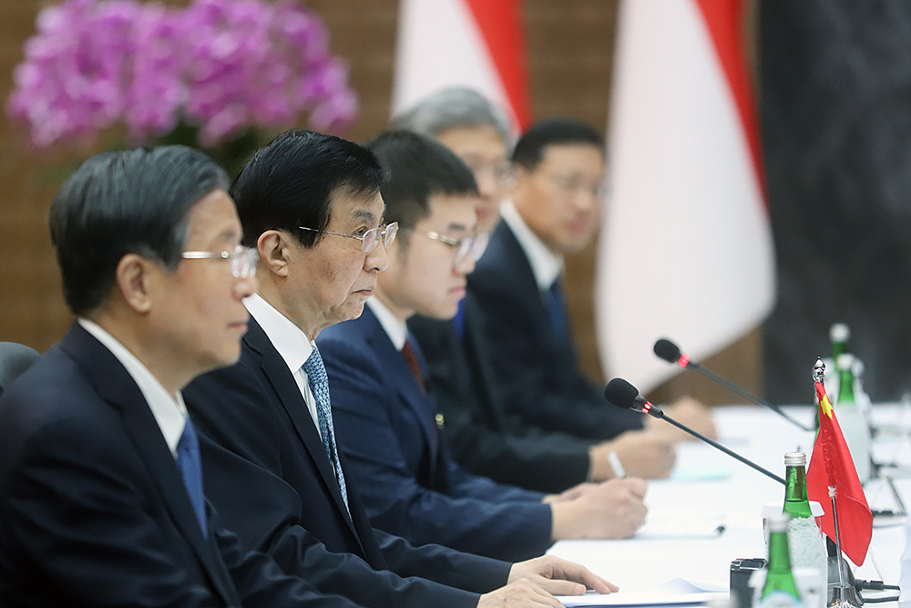 Ketua DPR RI, Puan Maharani bersama Ketua Konferensi Permusyawaratan Politik Rakyat China, Wang Huning. (BeritaNasional/Elvis Sendouw)