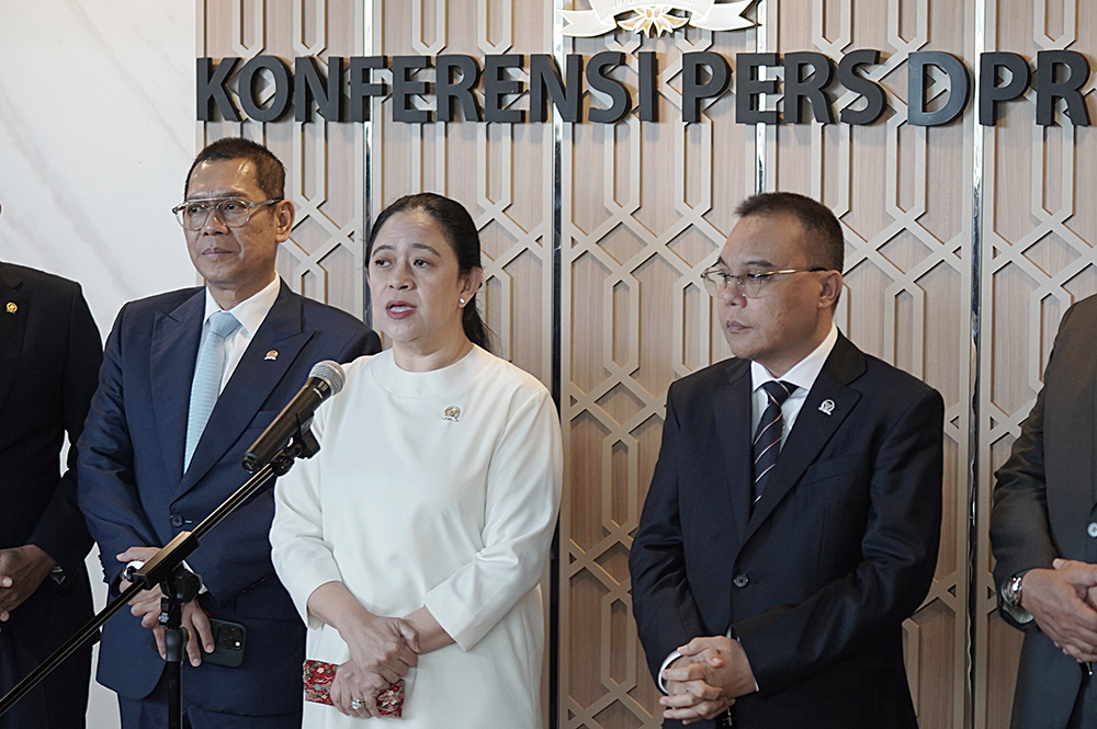 Pimpinan DPR memberikan keterangan usai Rapat Paripurna ke-22 DPR RI Masa Persidangan IV tahun Sidang 2024/2025. (BeritaNasional/Elvis Sendouw)