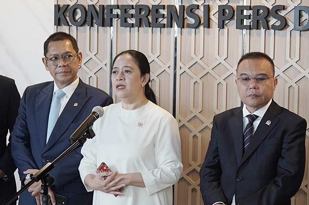 Pimpinan DPR memberikan keterangan usai Rapat Paripurna ke-22 DPR RI Masa Persidangan IV tahun Sidang 2024/2025. (BeritaNasional/Elvis Sendouw)