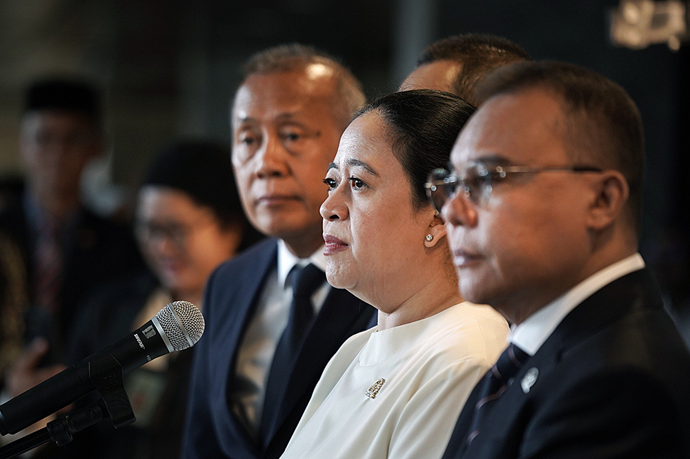Pimpinan DPR memberikan keterangan usai Rapat Paripurna ke-22 DPR RI Masa Persidangan IV tahun Sidang 2024/2025. (BeritaNasional/Elvis Sendouw)