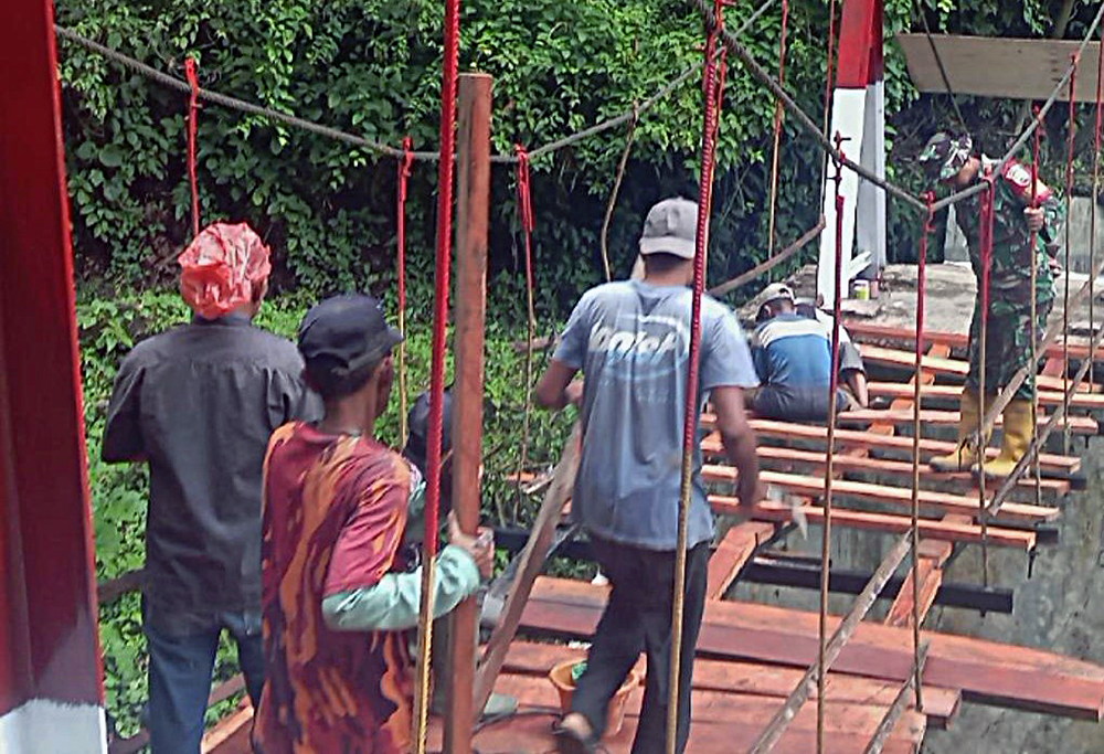 TNI AD melalui Kodim 0212/Tapanuli Selatan bersama masyarakat menuntaskan pembangunan jembatan gantung yang menghubungkan Desa Simpang Duhu Dolok. (BeritaNasional/Elvis/HO Dispenad)