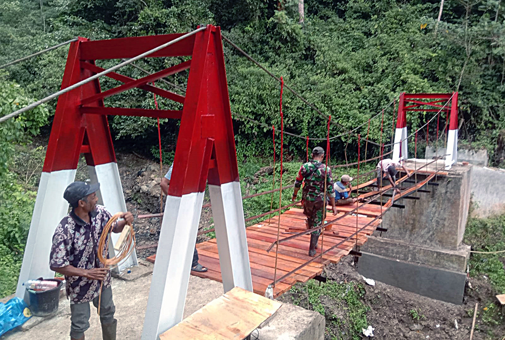 TNI AD melalui Kodim 0212/Tapanuli Selatan bersama masyarakat menuntaskan pembangunan jembatan gantung yang menghubungkan Desa Simpang Duhu Dolok. (BeritaNasional/Elvis/HO Dispenad)