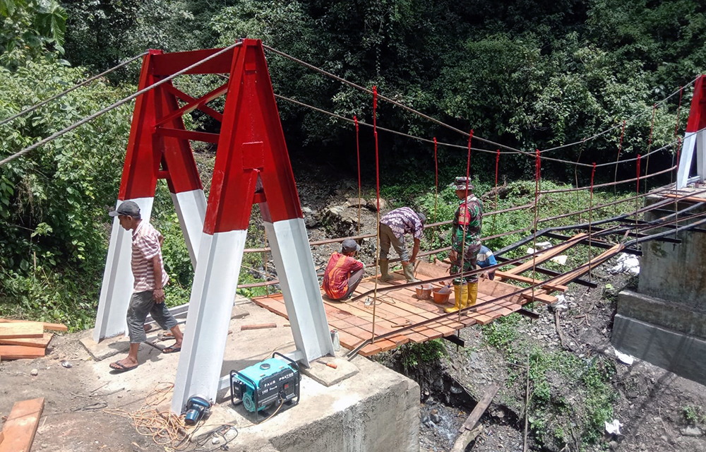 TNI AD melalui Kodim 0212/Tapanuli Selatan bersama masyarakat menuntaskan pembangunan jembatan gantung yang menghubungkan Desa Simpang Duhu Dolok. (BeritaNasional/Elvis/HO Dispenad)