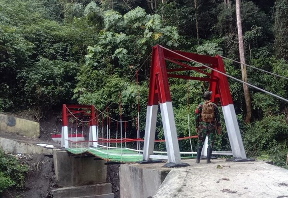 TNI AD melalui Kodim 0212/Tapanuli Selatan bersama masyarakat menuntaskan pembangunan jembatan gantung yang menghubungkan Desa Simpang Duhu Dolok. (BeritaNasional/Elvis/HO Dispenad)