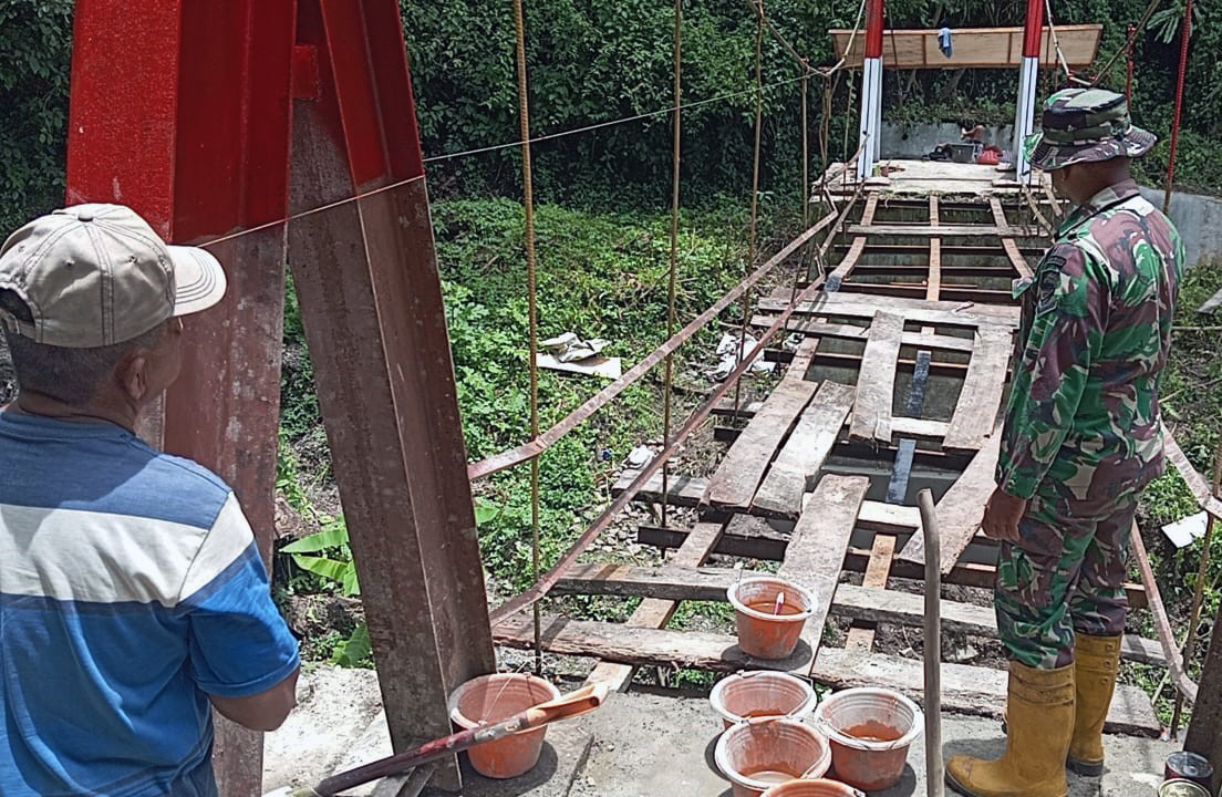 TNI AD melalui Kodim 0212/Tapanuli Selatan bersama masyarakat menuntaskan pembangunan jembatan gantung yang menghubungkan Desa Simpang Duhu Dolok. (BeritaNasional/Elvis/HO Dispenad)