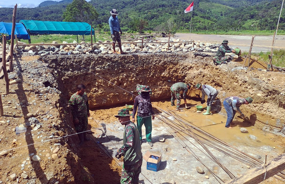 Babinsa Koramil 0108-03/Badar dan personel Posramil Darul Hasanah Kodim 0108/Aceh Tenggara bersama warga membangun jembatan gantung perintis di Desa Kumbang Jaya, Kecamatan Badar, Kabupaten Aceh Tenggara.   (BeritaNasional/Elvis/HO Dispenad)