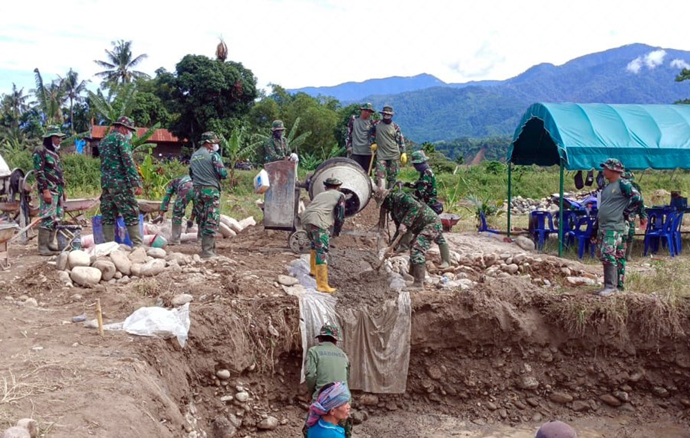 Babinsa Koramil 0108-03/Badar dan personel Posramil Darul Hasanah Kodim 0108/Aceh Tenggara bersama warga membangun jembatan gantung perintis di Desa Kumbang Jaya, Kecamatan Badar, Kabupaten Aceh Tenggara.   (BeritaNasional/Elvis/HO Dispenad)