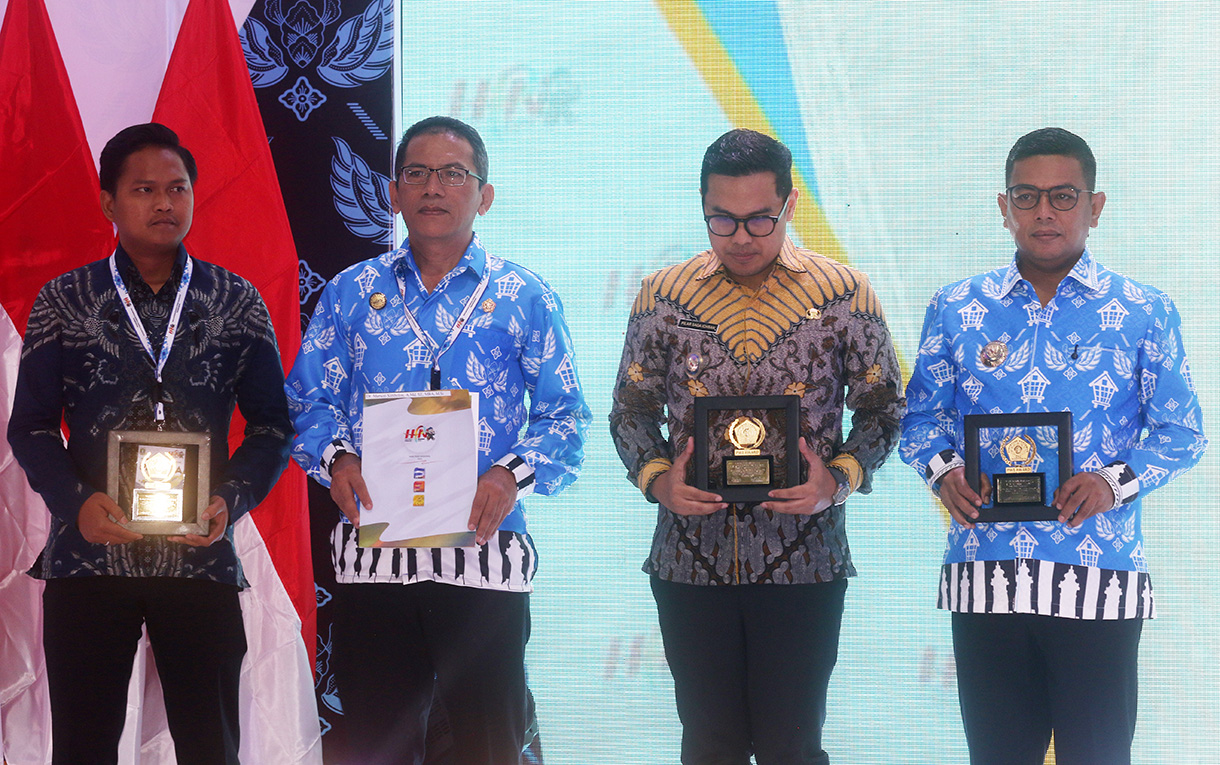 Menteri Koordinator Bidang Pemberdayaan MasyarakatÂ MuhaiminÂ Iskandar (tengah) memukul alat musik terbang gede didampingi (dari kiri) Ketua Umum PWI Pusat Akhmad Munir, Gubernur Banten Andra Soni, Menteri Desa dan Pembangunan Daerah Tertinggal Yandri Susanto, Ketua MPR Ahmad Muzani, Menteri Komunikasi dan Digital Meutya Hafid, Menteri Kebudayaan Fadli Zon, Menteri Ekonomi Kreatif Teuku Riefky Harsya, dan Ketua Dewan Pers Komaruddin Hidayat dalam puncak peringatan Hari Pers Nasional 2026 di Kota Serang, Banten, Senin (9/2/2026).  (Beritanasional.com/Oke Atmaja)