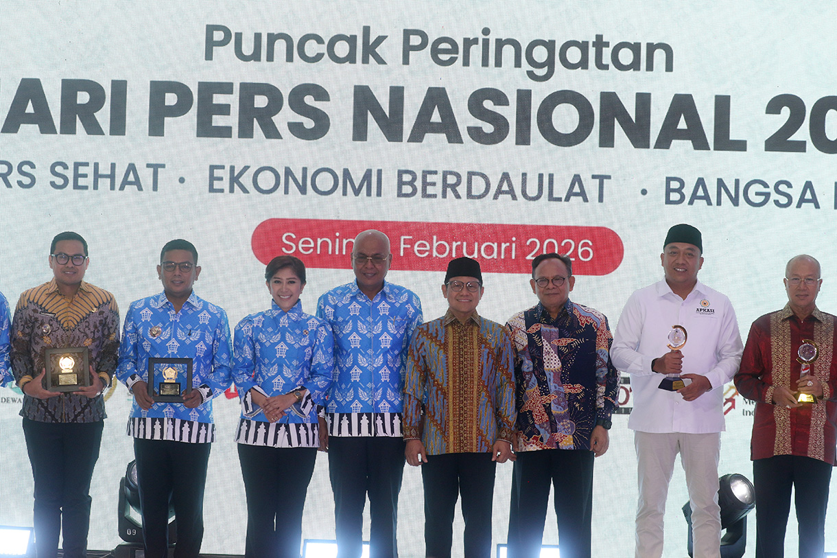 Menteri Koordinator Bidang Pemberdayaan MasyarakatÂ MuhaiminÂ Iskandar (tengah) memukul alat musik terbang gede didampingi (dari kiri) Ketua Umum PWI Pusat Akhmad Munir, Gubernur Banten Andra Soni, Menteri Desa dan Pembangunan Daerah Tertinggal Yandri Susanto, Ketua MPR Ahmad Muzani, Menteri Komunikasi dan Digital Meutya Hafid, Menteri Kebudayaan Fadli Zon, Menteri Ekonomi Kreatif Teuku Riefky Harsya, dan Ketua Dewan Pers Komaruddin Hidayat dalam puncak peringatan Hari Pers Nasional 2026 di Kota Serang, Banten, Senin (9/2/2026).  (Beritanasional.com/Oke Atmaja)