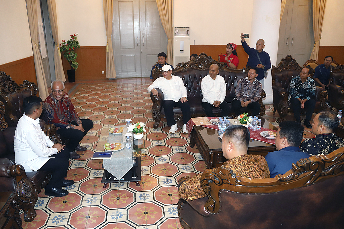 Keua dan pengurus Persatuan Wartawan Indonesia (PWI) Pusat temui Gubernur Banten Andra Soni bahas HPN 2026. (BeritaNasional/Elvis Sendouw)