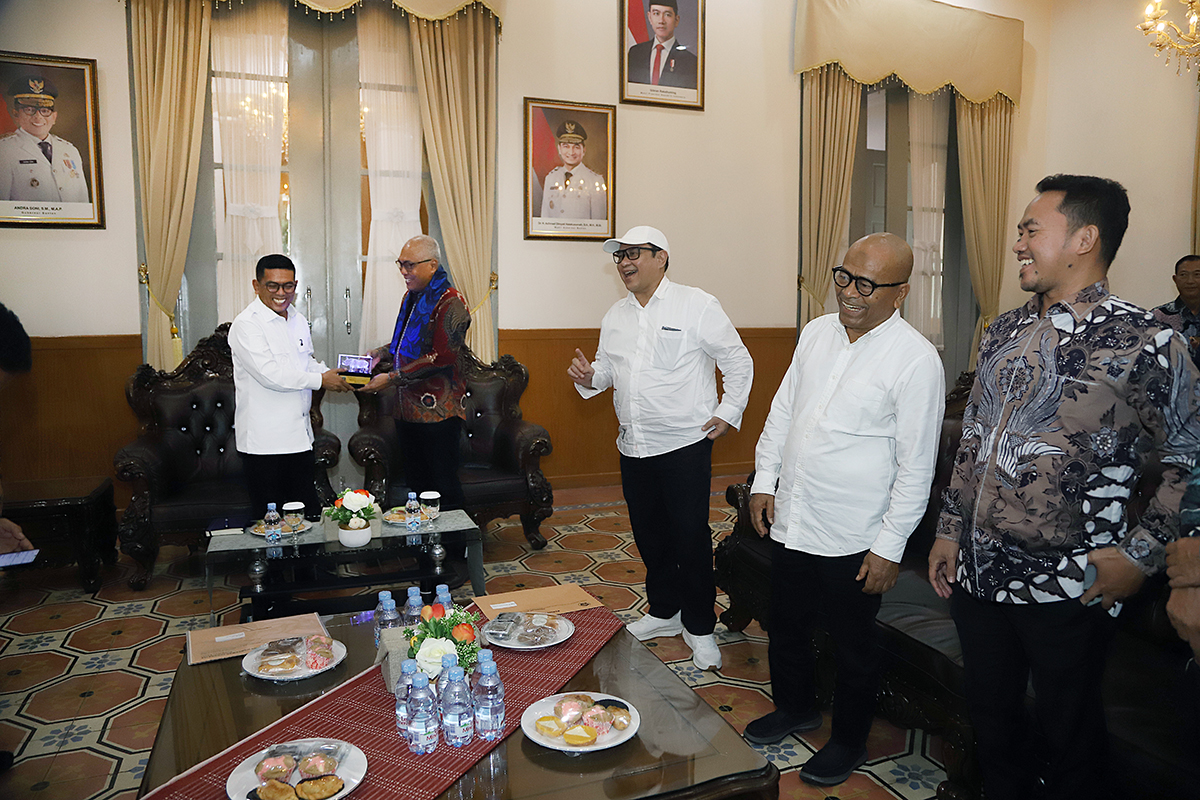 Keua dan pengurus Persatuan Wartawan Indonesia (PWI) Pusat temui Gubernur Banten Andra Soni bahas HPN 2026. (BeritaNasional/Elvis Sendouw)