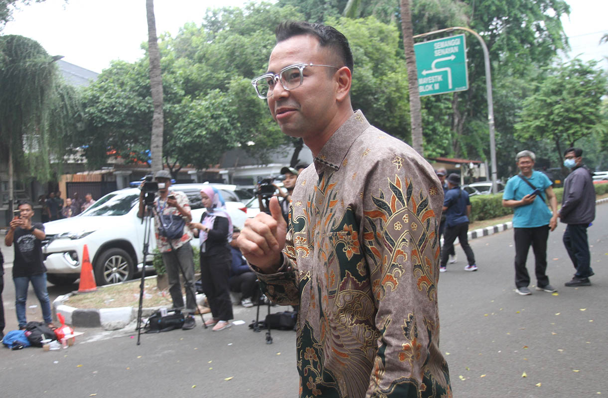 Pesohor Raffi Ahmad menyapa wartawan setibanya di kediaman Presiden Terpilih Prabowo Subianto di Jalan Kertanegara, Jakarta Selatan, Selasa (15/10/2024).  (BeritaNasional.com/Oke Atmaja)