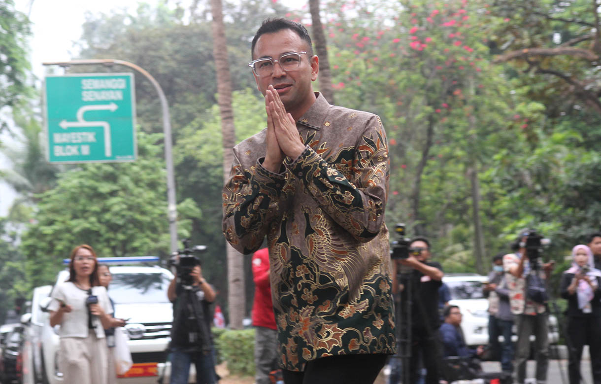 Pesohor Raffi Ahmad menyapa wartawan setibanya di kediaman Presiden Terpilih Prabowo Subianto di Jalan Kertanegara, Jakarta Selatan, Selasa (15/10/2024).  (BeritaNasional.com/Oke Atmaja)