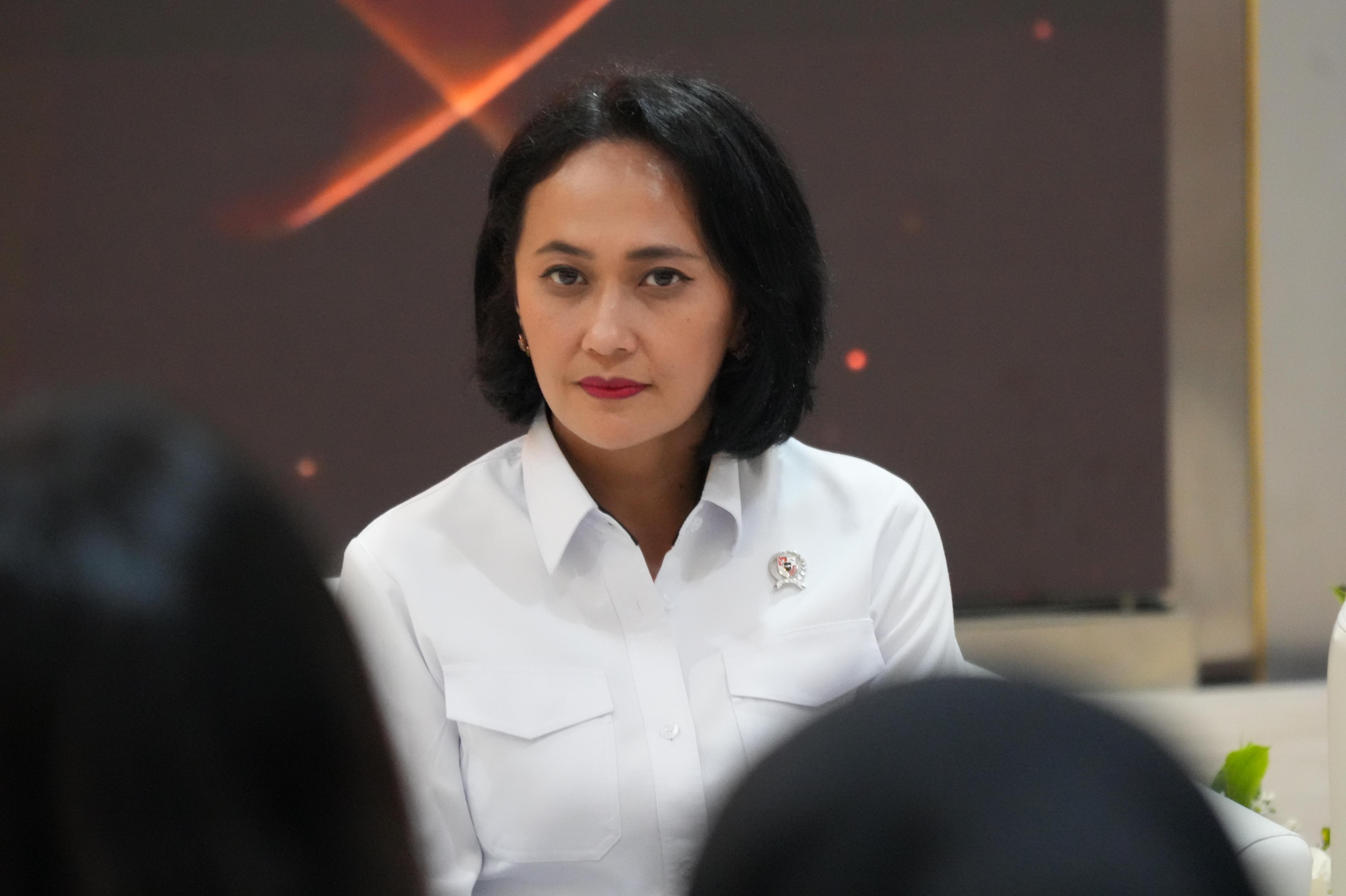 Raffi Ahmad Ingatkan CPNS KemenP2MI: 'Jarimu Jerujimu', Bijak Bermedsos dan Utamakan Adab Utusan Khusus Presiden bidang Pembinaan Generasi Muda dan Pekerja Seni, Raffi Ahmad memberikan arahan kepada 301 CPNS baru KemenP2MI. (BeritaNasional/Elvis Sendouw/HO Hms P2MI)