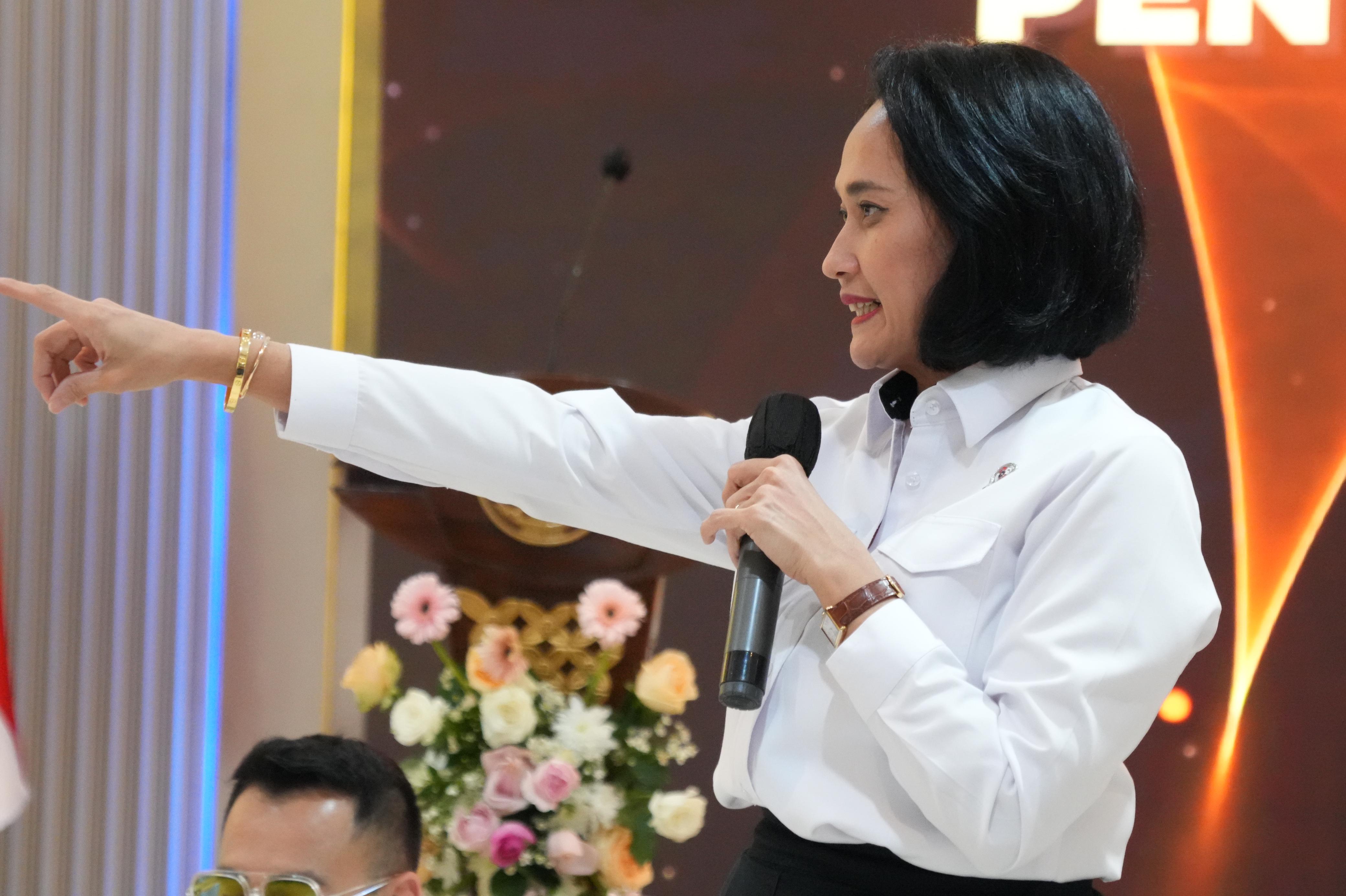 Raffi Ahmad Ingatkan CPNS KemenP2MI: 'Jarimu Jerujimu', Bijak Bermedsos dan Utamakan Adab Utusan Khusus Presiden bidang Pembinaan Generasi Muda dan Pekerja Seni, Raffi Ahmad memberikan arahan kepada 301 CPNS baru KemenP2MI. (BeritaNasional/Elvis Sendouw/HO Hms P2MI)