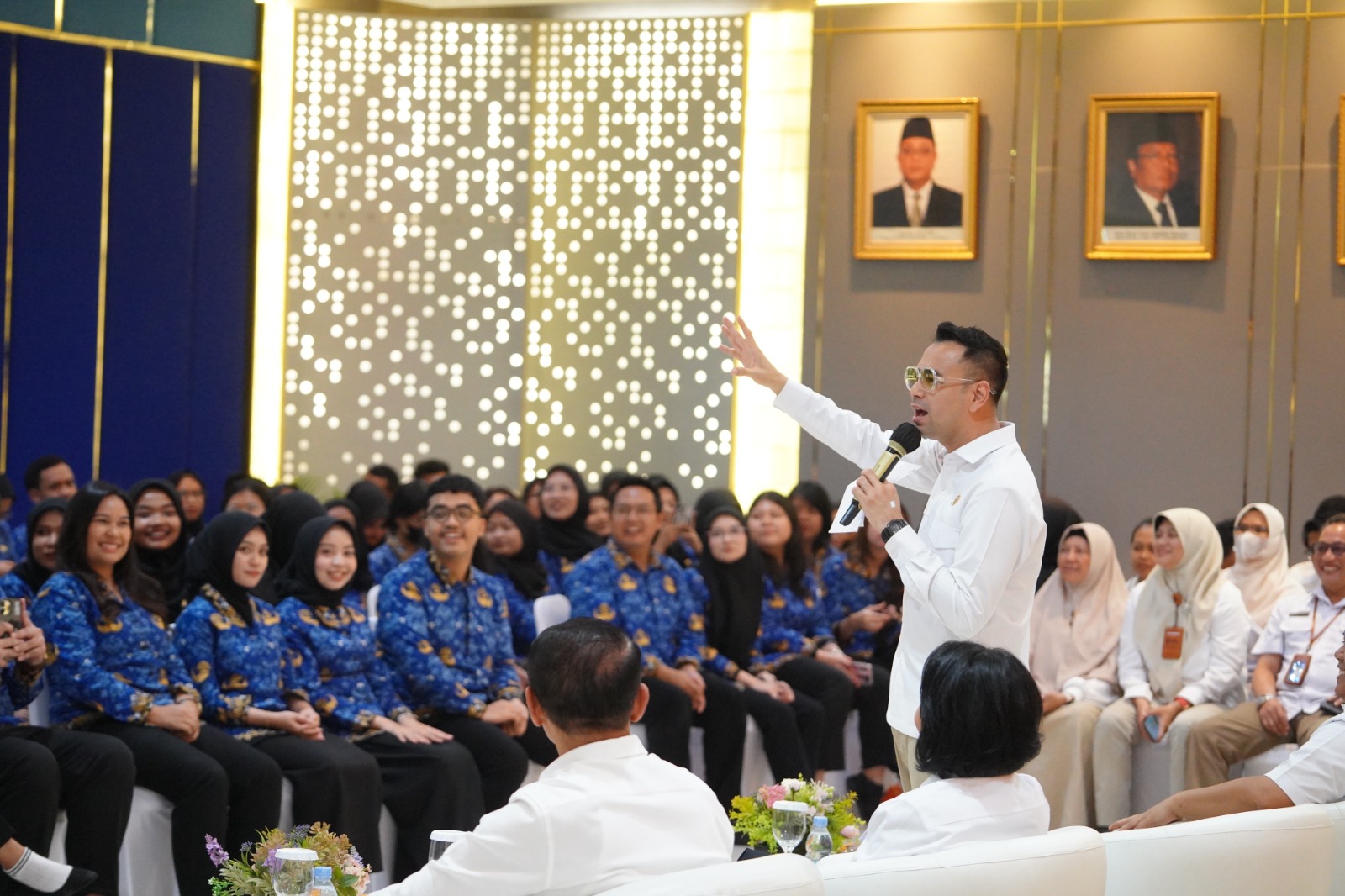 Raffi Ahmad Ingatkan CPNS KemenP2MI: 'Jarimu Jerujimu', Bijak Bermedsos dan Utamakan Adab Utusan Khusus Presiden bidang Pembinaan Generasi Muda dan Pekerja Seni, Raffi Ahmad memberikan arahan kepada 301 CPNS baru KemenP2MI. (BeritaNasional/Elvis Sendouw/HO Hms P2MI)