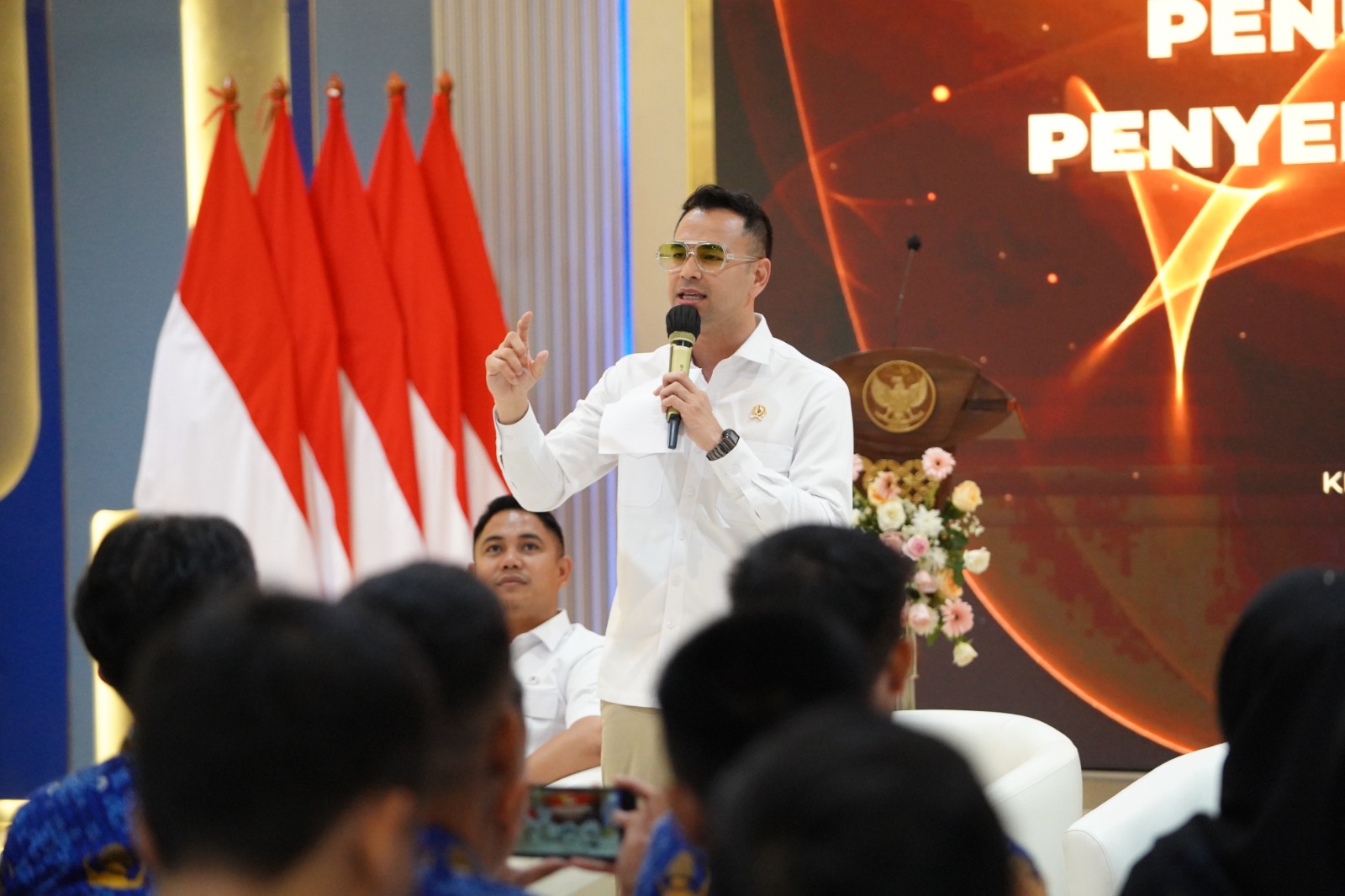 Raffi Ahmad Ingatkan CPNS KemenP2MI: 'Jarimu Jerujimu', Bijak Bermedsos dan Utamakan Adab Utusan Khusus Presiden bidang Pembinaan Generasi Muda dan Pekerja Seni, Raffi Ahmad memberikan arahan kepada 301 CPNS baru KemenP2MI. (BeritaNasional/Elvis Sendouw/HO Hms P2MI)