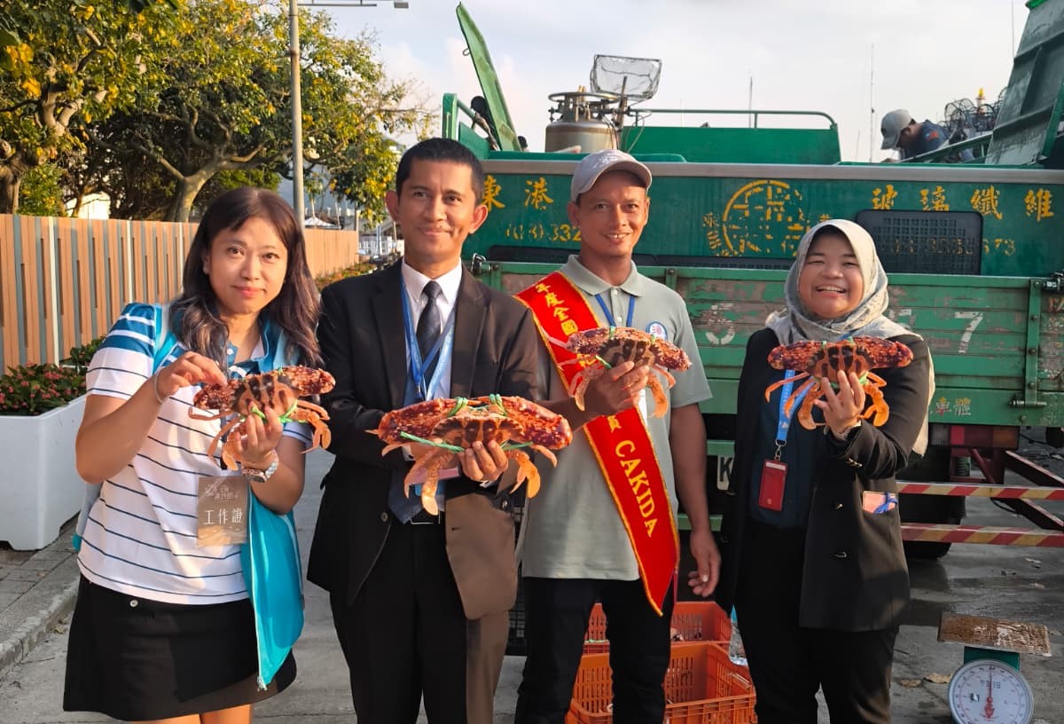 Raih Penghargaan di Taiwan, Menteri Mukhtarudin Apresiasi Prestasi ABK Indonesia Cakida (A-Long) dan Solihun, yang berhasil meraih penghargaan Model Migrant Fisher Award dalam rangkaian acara 114th National Fishermen’s Day di Taiwan. (BeritaNasional/Elvis Sendouw/HO P2MI)