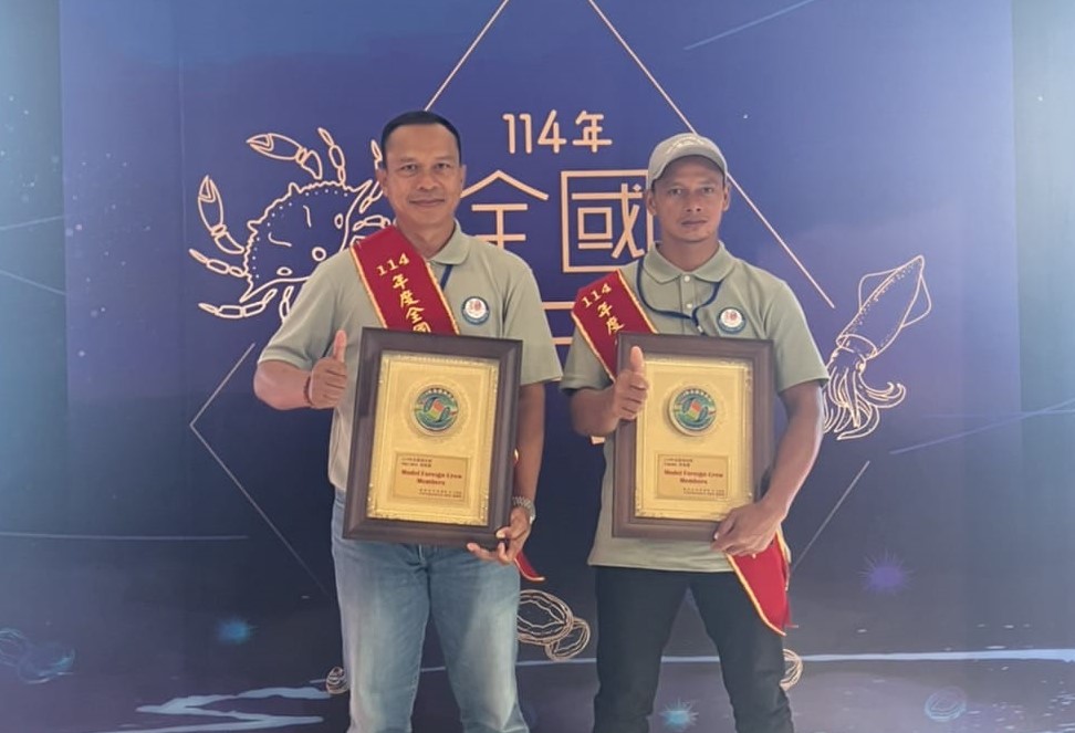 Raih Penghargaan di Taiwan, Menteri Mukhtarudin Apresiasi Prestasi ABK Indonesia Cakida (A-Long) dan Solihun, yang berhasil meraih penghargaan Model Migrant Fisher Award dalam rangkaian acara 114th National Fishermen’s Day di Taiwan. (BeritaNasional/Elvis Sendouw/HO P2MI)