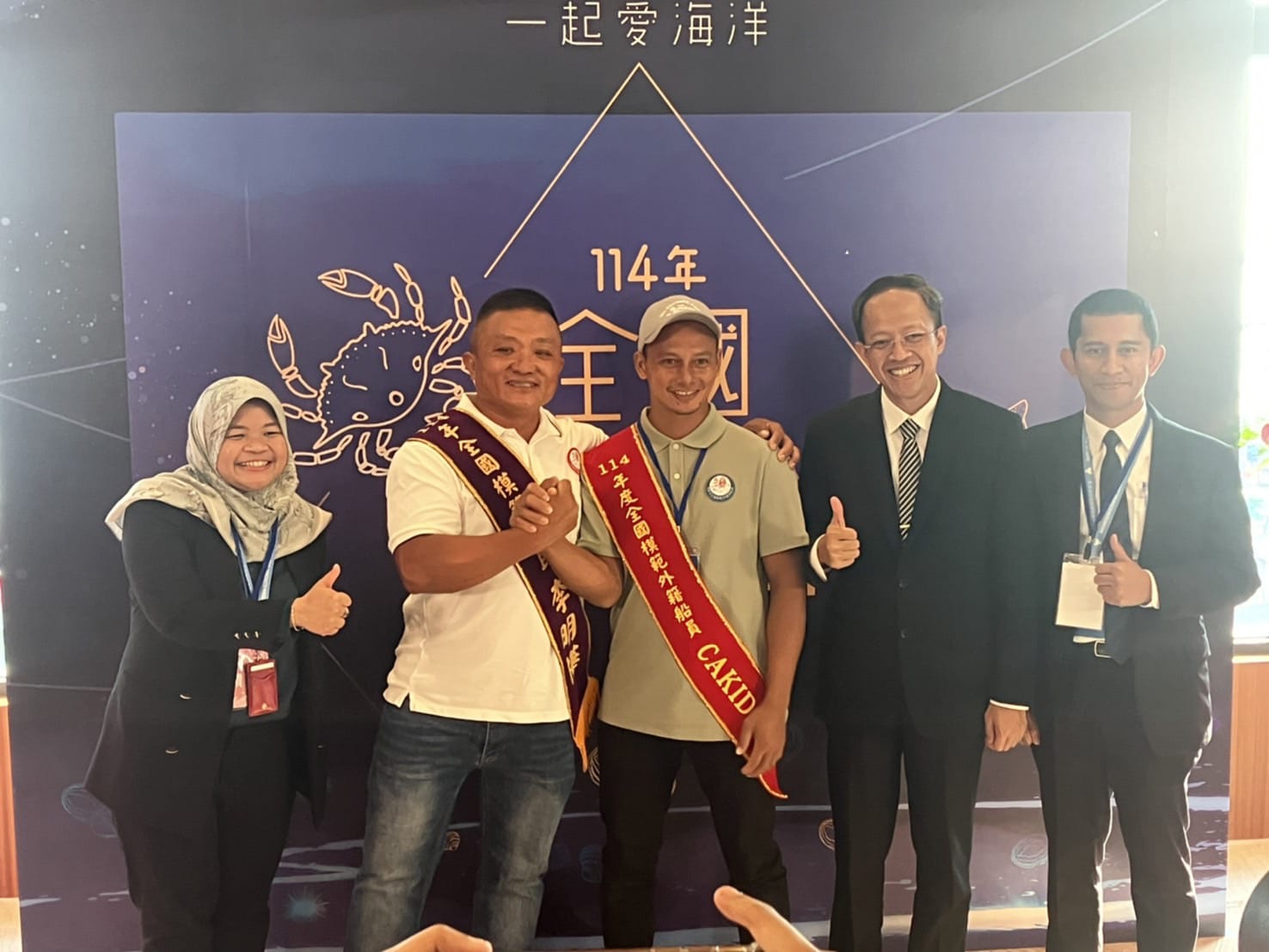 Raih Penghargaan di Taiwan, Menteri Mukhtarudin Apresiasi Prestasi ABK Indonesia Cakida (A-Long) dan Solihun, yang berhasil meraih penghargaan Model Migrant Fisher Award dalam rangkaian acara 114th National Fishermen’s Day di Taiwan. (BeritaNasional/Elvis Sendouw/HO P2MI)