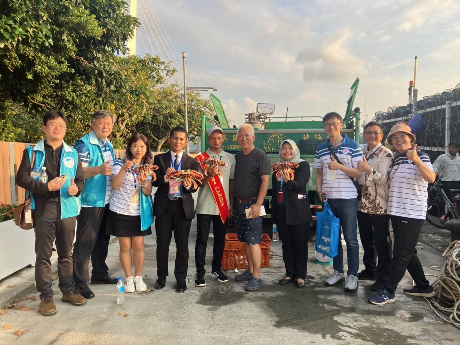 Raih Penghargaan di Taiwan, Menteri Mukhtarudin Apresiasi Prestasi ABK Indonesia Cakida (A-Long) dan Solihun, yang berhasil meraih penghargaan Model Migrant Fisher Award dalam rangkaian acara 114th National Fishermen’s Day di Taiwan. (BeritaNasional/Elvis Sendouw/HO P2MI)