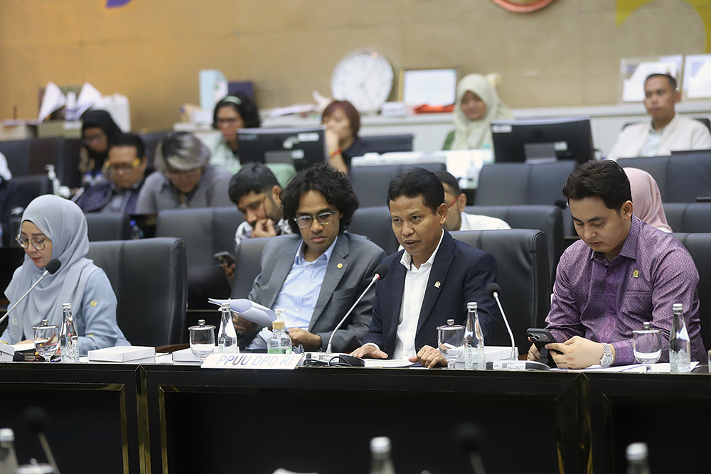 Wakil Menteri Hukum, Profesor Edward Omar Sharif Hiariej menghadiri rapat kerja bersama Badan Legislasi (Baleg) DPR RI. (BeritaNasional/Elvis Sendouw)