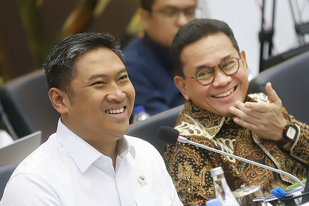 Menteri Perdagangan Budi Santoso bersama Wakil Menteri Pertanian Sudaryono  mengikuti rapat kerja bersama Badan Legislasi DPR. (BeritaNasional/Elvis Sendouw)